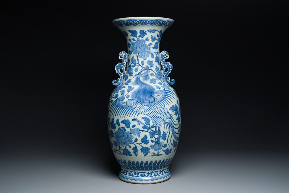Grand vase en porcelaine de Chine en bleu et blanc &agrave; d&eacute;cor de ph&eacute;nix et pivoines, 19&egrave;me