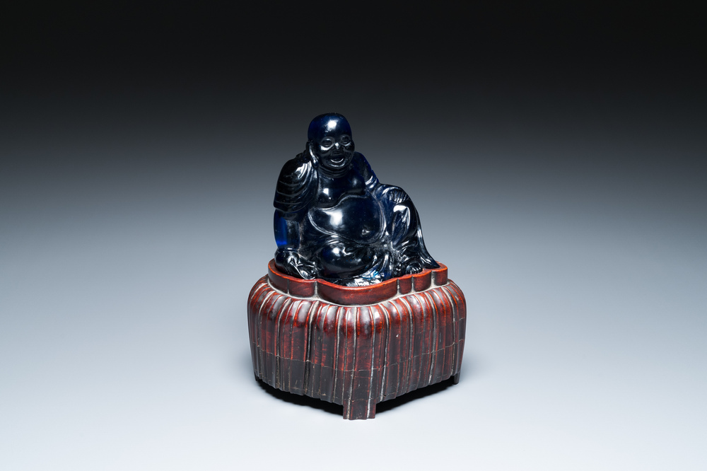 Bouddha rieur en verre bleu de P&eacute;kin assis sur un socle en bois, Chine, 19&egrave;me