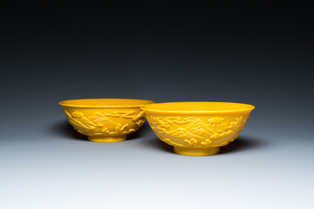 Paire de bols en verre jaune de P&eacute;kin &agrave; d&eacute;cor de figures dans paysages montagneux, Chine, 19/20&egrave;me