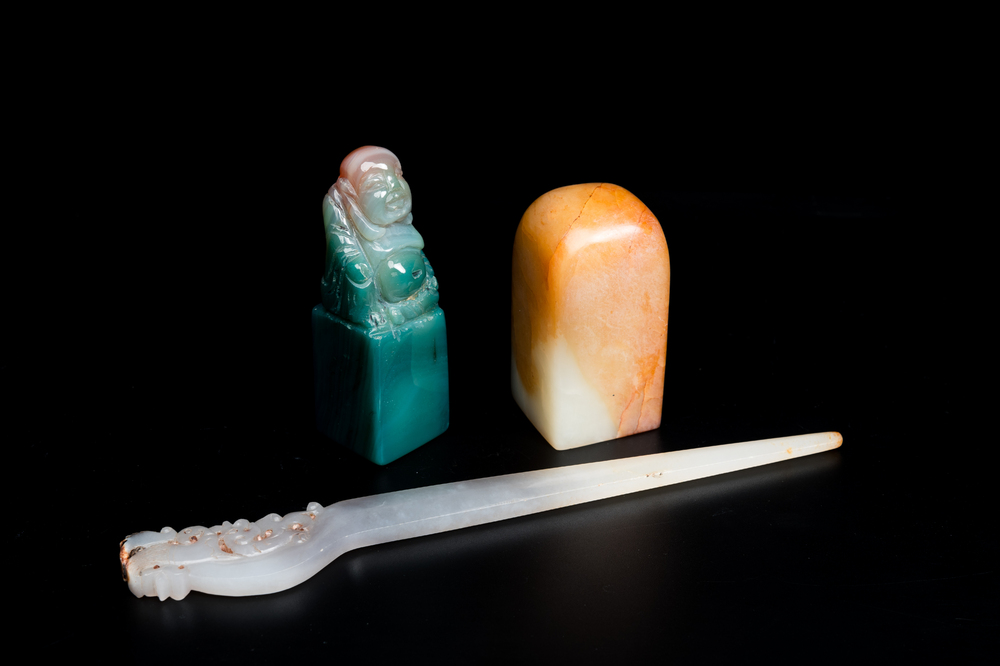 Une &eacute;pingle &agrave; cheveux en jade blanc et deux sceaux en jade, Chine, Qing