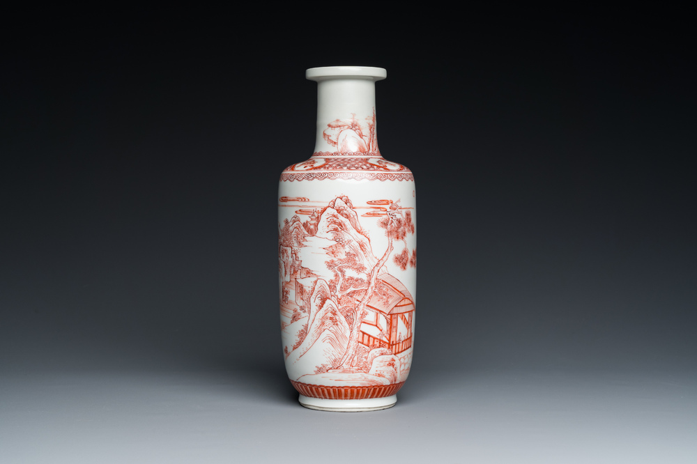 Een Chinese ijzerrode rouleau vaas, gesigneerd Xi Yi 西逸, Kangxi
