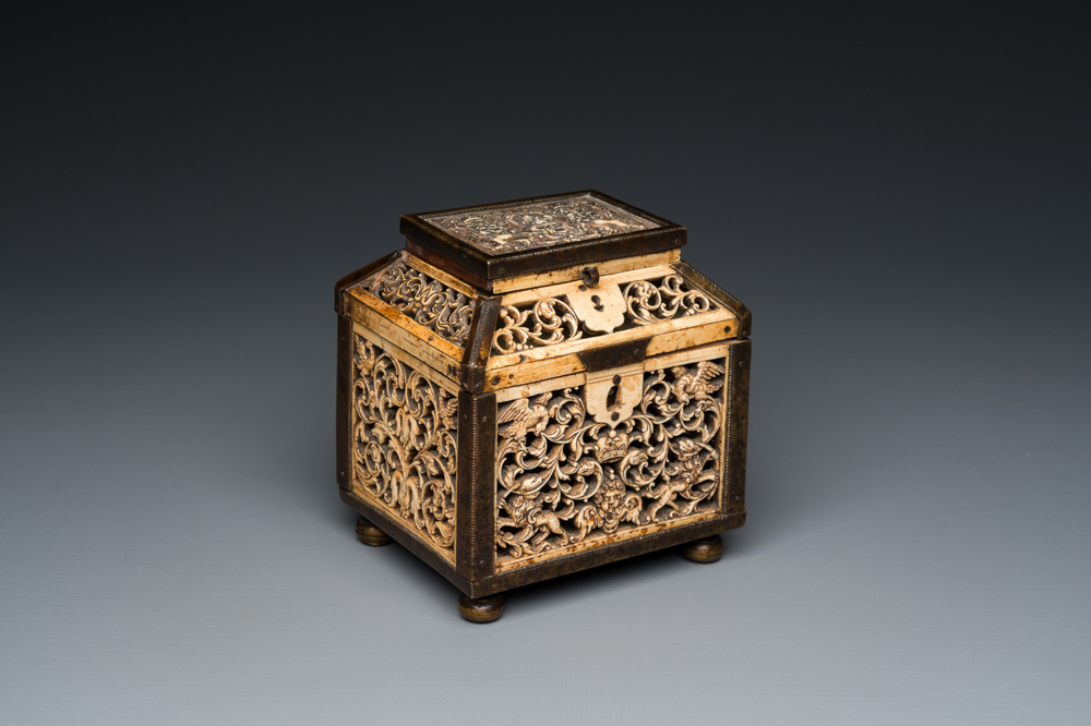 Coffret en os de morse r&eacute;ticul&eacute; aux montures en laiton, Kholmogory, Russie, 17&egrave;me