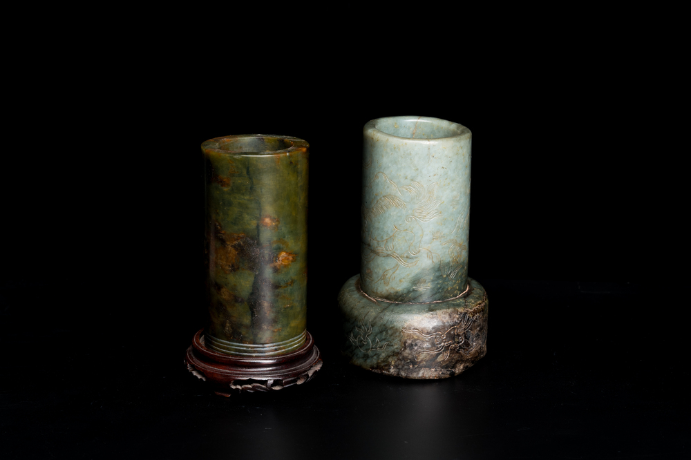 Twee Chinese jade penselenbekers, Qing