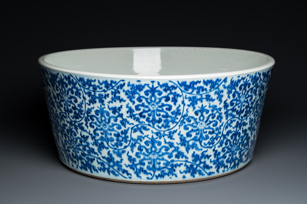 Impressionnant bassin en porcelaine de Chine en bleu et blanc &agrave; d&eacute;cor de rinceaux floraux, Kangxi