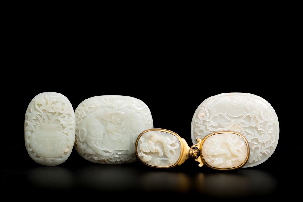 Vijf Chinese riemornamenten in witte jade, Qing