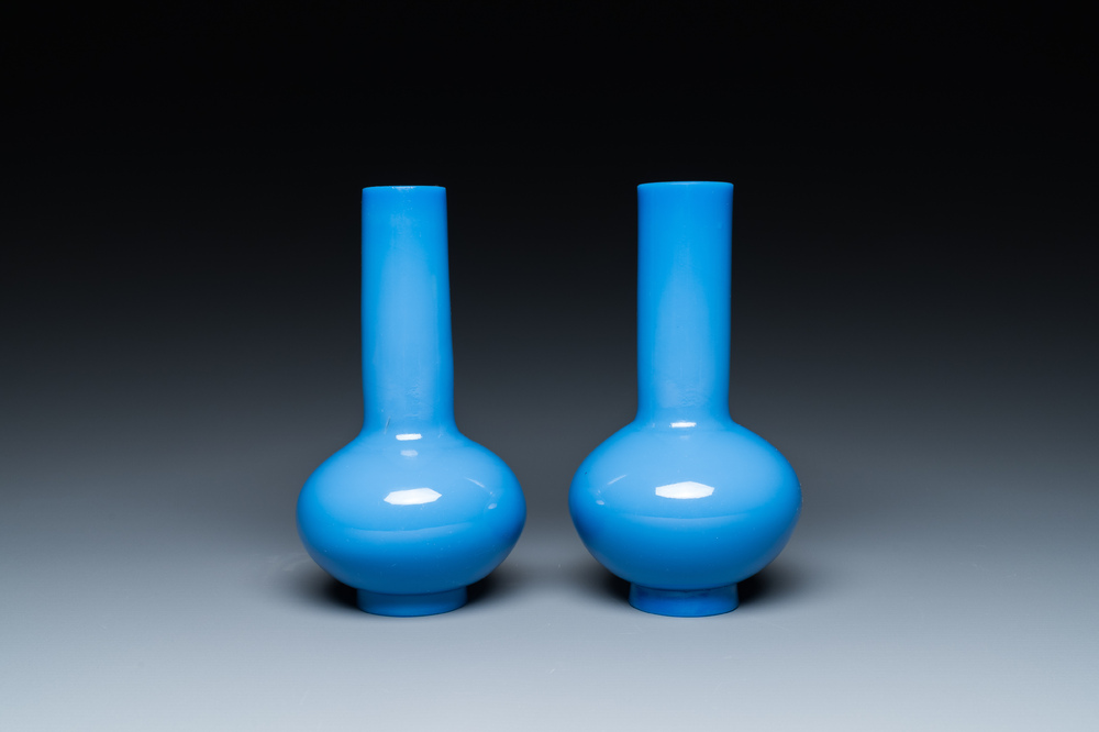 Een paar Chinese turquoise-blauwe flesvormige vazen in Peking glas, Qing