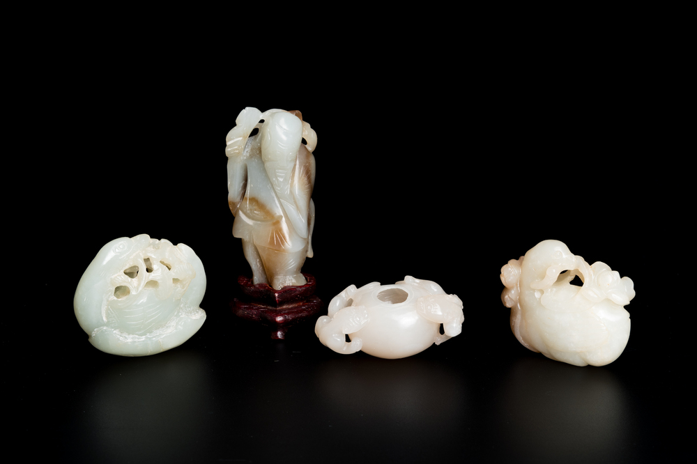 Vier Chinese snijwerken in witte en celadon jade, Qing/Republiek
