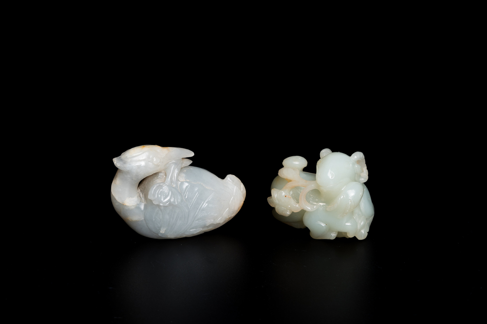 Deux sculptures en jade blanc d'un canard mandarin et d'un b&eacute;lier avec son agneau, Chine, Qing