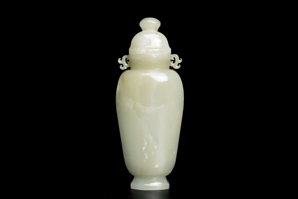 Een Chinese dekselvaas in celadon jade, Qing