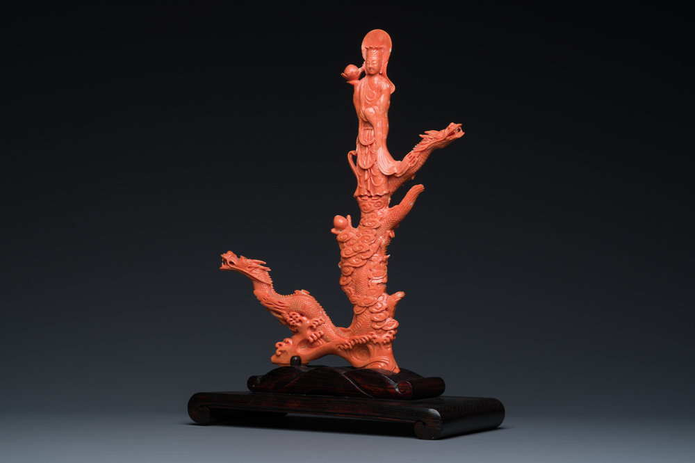 Groupe figurant une Bodhisattva debout et deux dragons en corail rouge, Chine, 19/20&egrave;me