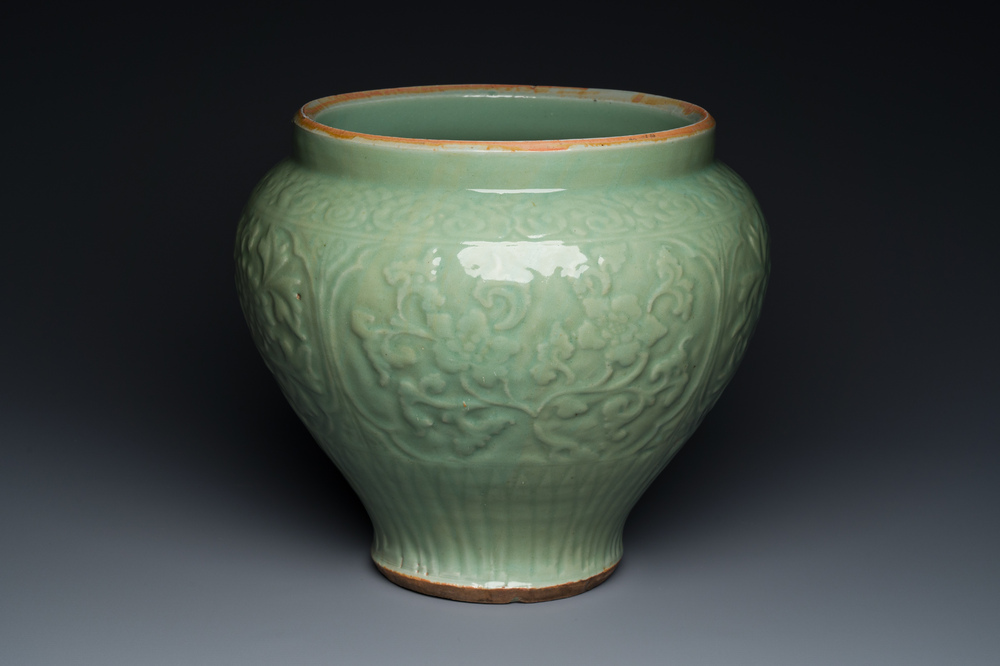 Vase en porcelaine de Chine c&eacute;ladon de Longquan &agrave; d&eacute;cor floral, Ming