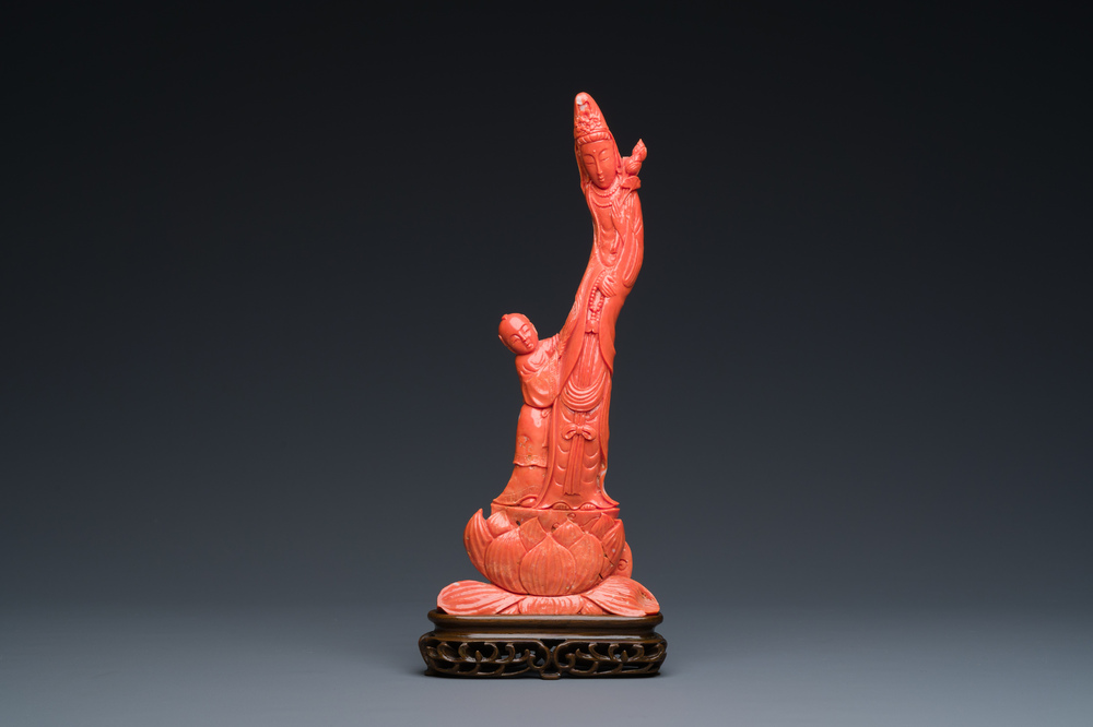 Groupe figurant Guanyin avec un gar&ccedil;on sur une fleur de lotus en corail rouge, Chine, 19/20&egrave;me
