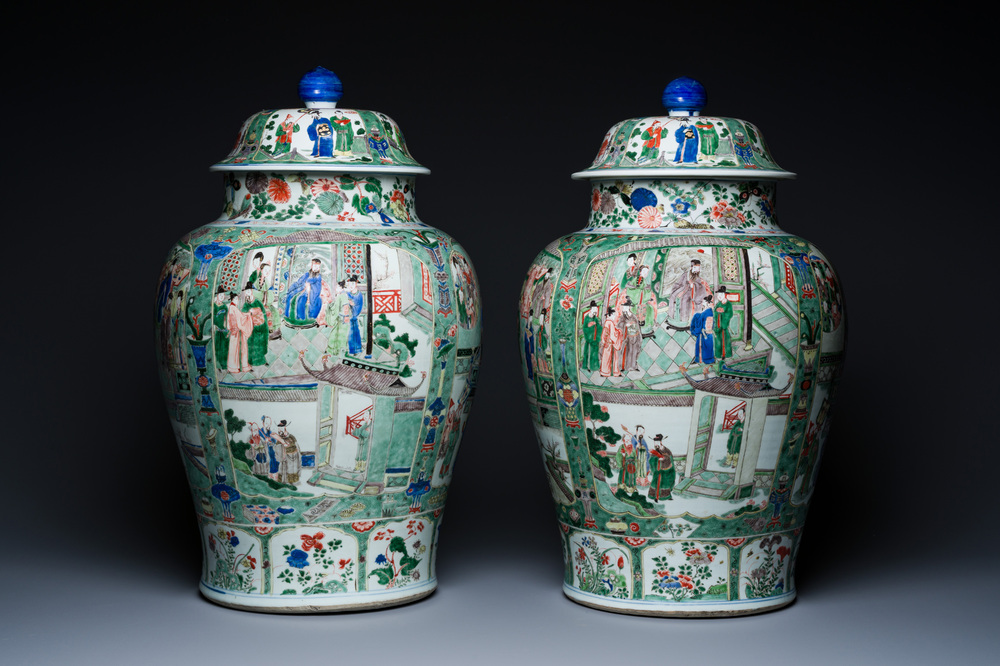 Paire de grands vases couverts en porcelaine de Chine famille verte, Kangxi