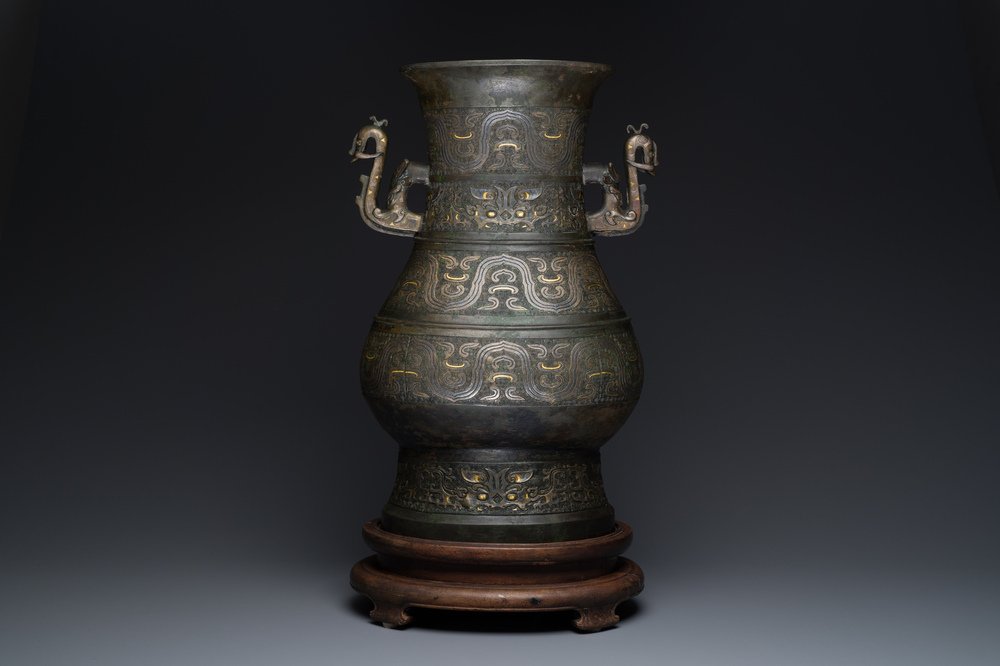 Imposant vase archa&iuml;que en bronze incrust&eacute; d'or et d'argent sur socle en bois inscrit Tao Xiang 陶湘 et Luo Zhenyu 羅振玉, Chine, Song/Ming
