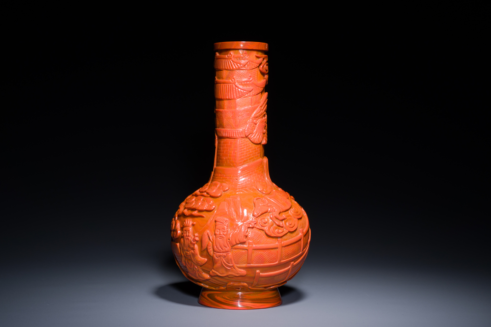 Vase de forme bouteille en verre de P&eacute;kin en rouge de corail, marque et probablement &eacute;poque de Daoguang