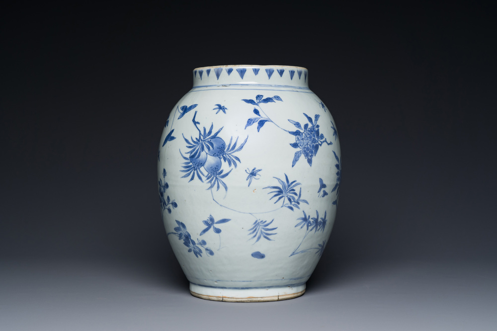 Vase en porcelaine de Chine en bleu et blanc aux d&eacute;cors floraux, &eacute;poque Transition