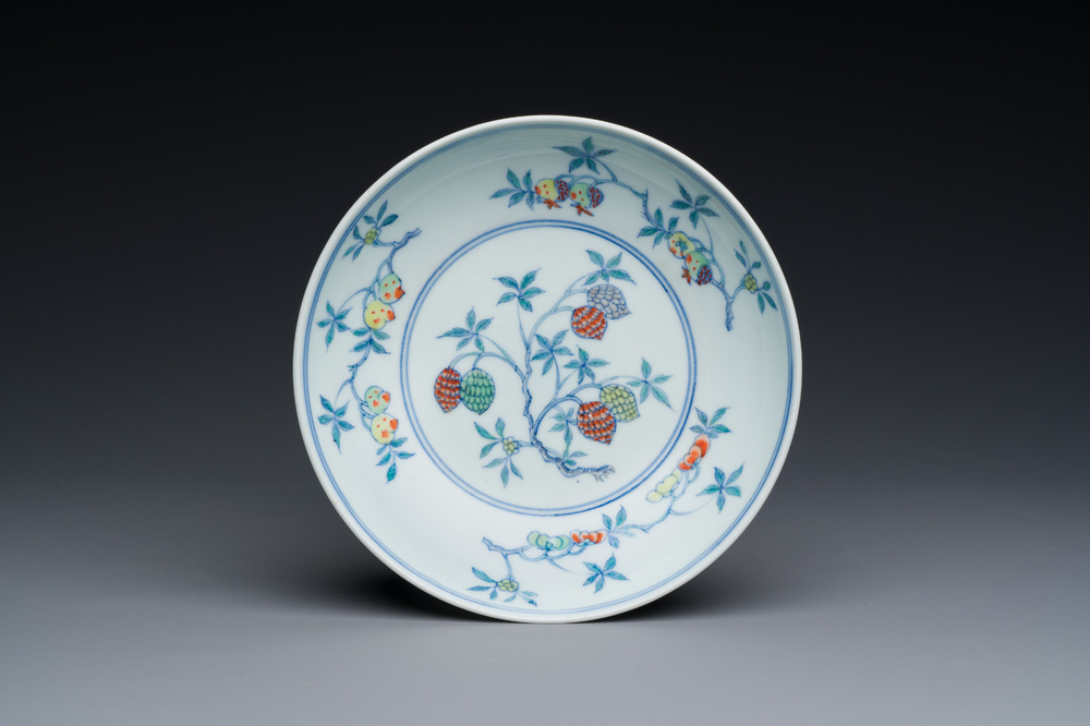 Belle coupe en porcelaine de Chine doucai &agrave; d&eacute;cor de fruits, Kangxi