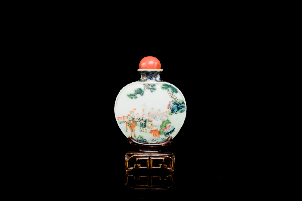 Tabati&egrave;re en porcelaine de Chine famille rose &agrave; d&eacute;cor des 'Sanxing', marque et &eacute;poque de Qianlong