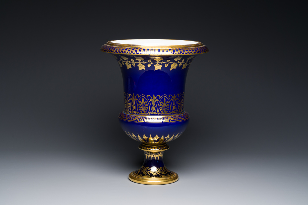 Een S&egrave;vres porseleinen Medici vaas met verguld decor op blauwe fondkleur, Frankrijk, gedateerd 1847 en 1853