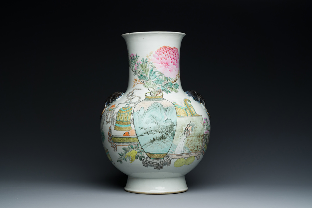 Vase de forme 'hu' en porcelaine de Chine qianjiang cai &agrave; d&eacute;cor d'antiquit&eacute;s, sign&eacute; Xu Pinheng 許品衡, marque de Tongzhi, 19/20&egrave;me