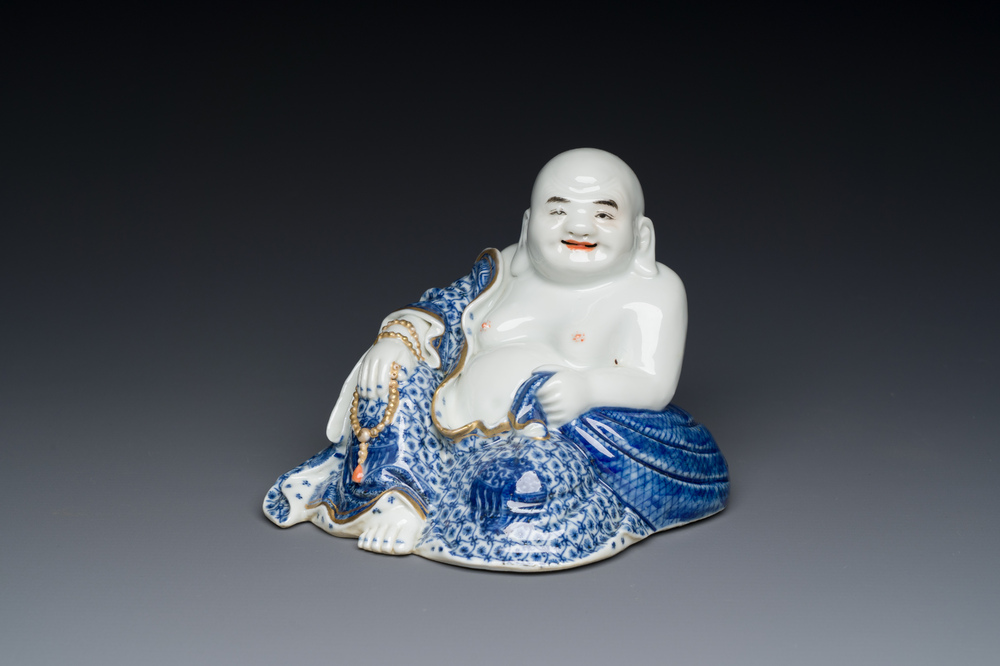 Bouddha en porcelaine de Chine en bleu et blanc, marque de You Lin Ji Zao 游林記造, R&eacute;publique