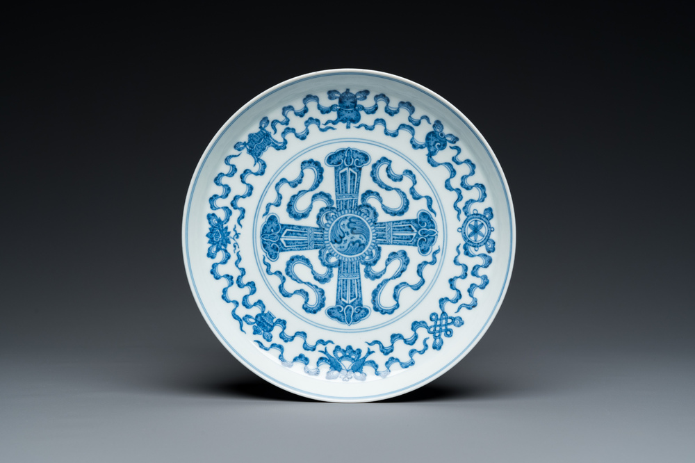 Coupe sur talon ou tazza en porcelaine de Chine en bleu et blanc &agrave; d&eacute;cor 'Bajixiang', marque et &eacute;poque de Qianlong
