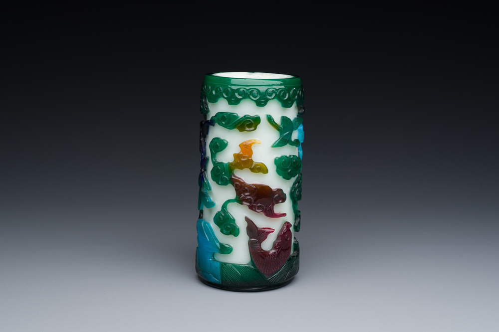 Een Chinese vierkleurige penselenbeker in Peking glas, Qianlong
