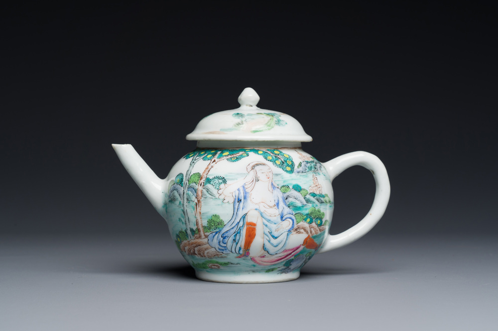 Een zeldzame Chinese famille rose theepot met erotisch decor van een Europese dame, Yongzheng