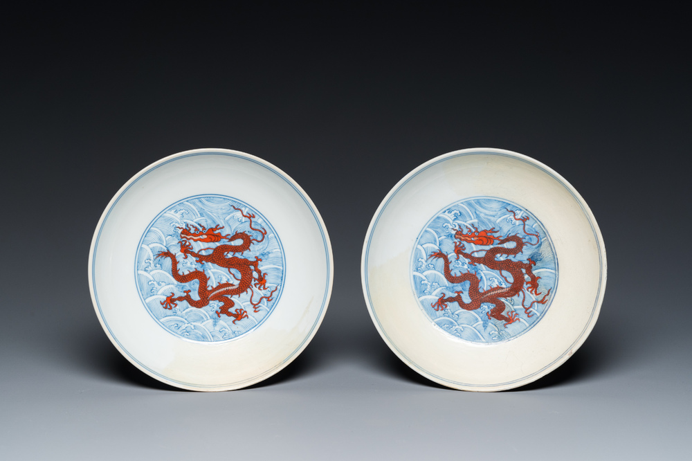 Een paar Chinese schotels met ijzerrood drakendecor op blauw-witte golven, Qianlong merk en periode