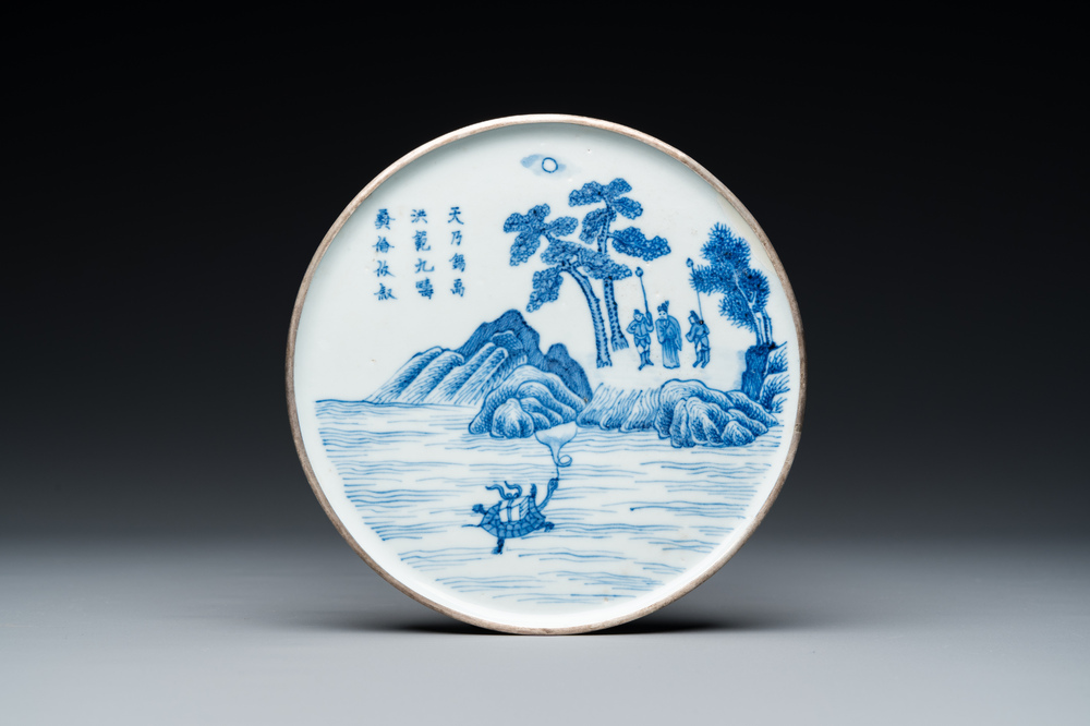 Een zeldzame Chinese blauw-witte 'Bleu de Hue' theeschotel voor het dokterspaviljoen in het paleis van Hue, 御醫正記 zegelmerk, midden 19e eeuw