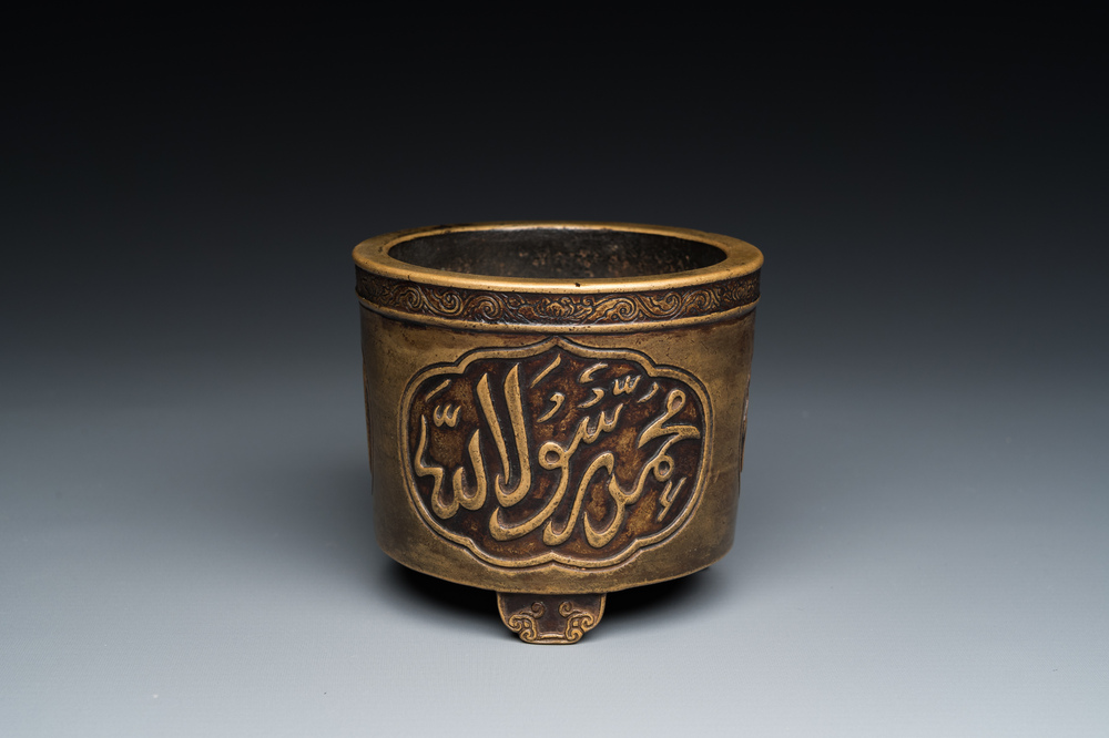 Rare br&ucirc;le-parfum tripod de forme cylindrique en bronze &agrave; inscription arabe, marque et &eacute;poque de Zhengde