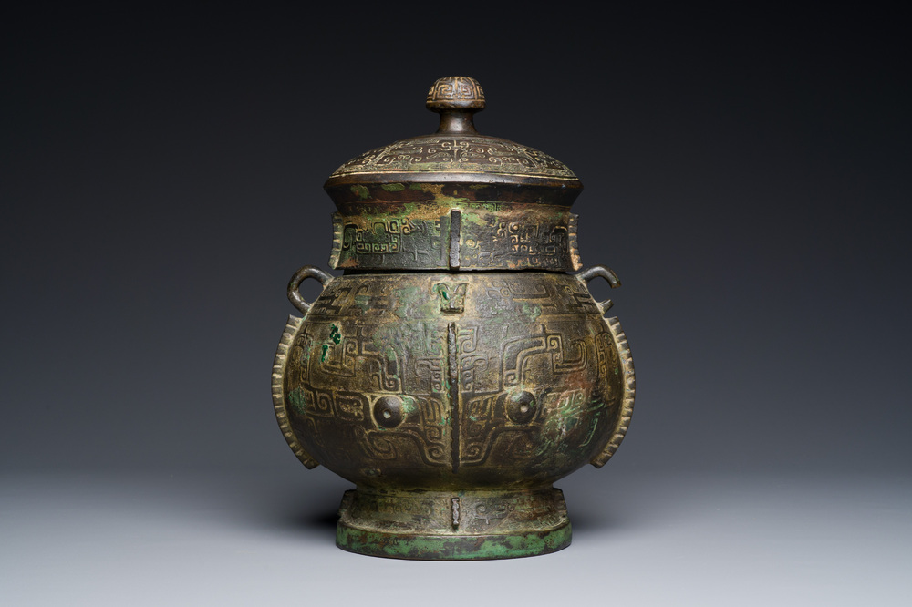 Exceptionnel r&eacute;cipient couvert &agrave; vin rituel en bronze archa&iuml;que de type You (卣), dynastie Shang, p&eacute;riode Yinxu