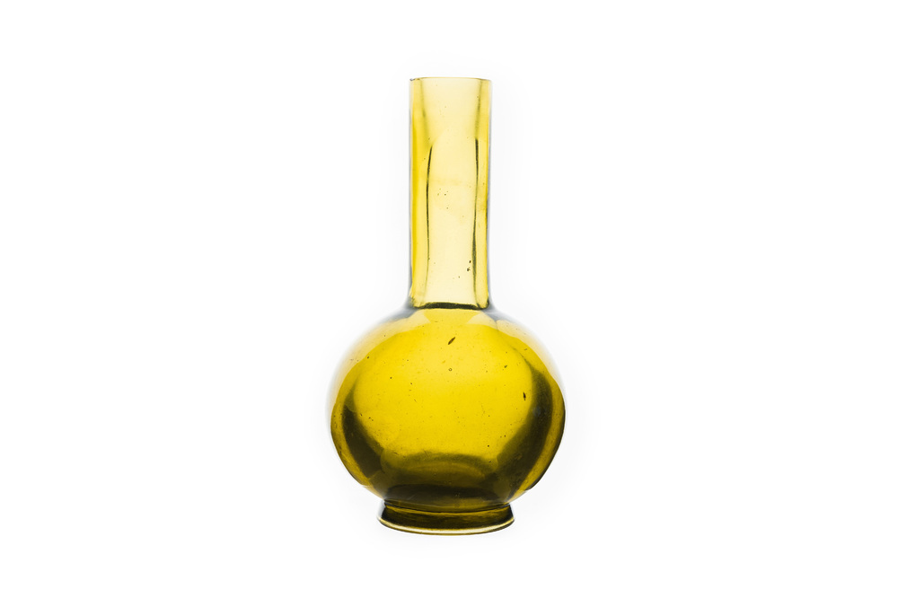 Rare vase de forme bouteille en verre de P&eacute;kin de couleur vert translucide, Chine, marque et &eacute;poque de Qianlong