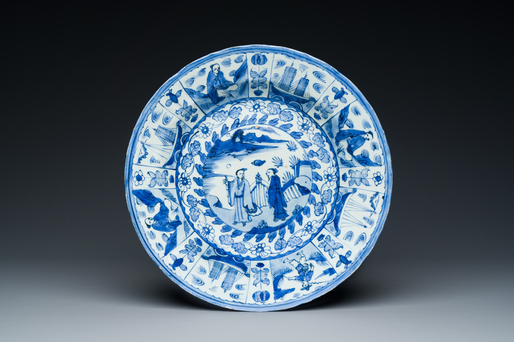 Rare plat en porcelaine de Chine de type Kraak en bleu et blanc aux navires portugais sur le bord, Wanli