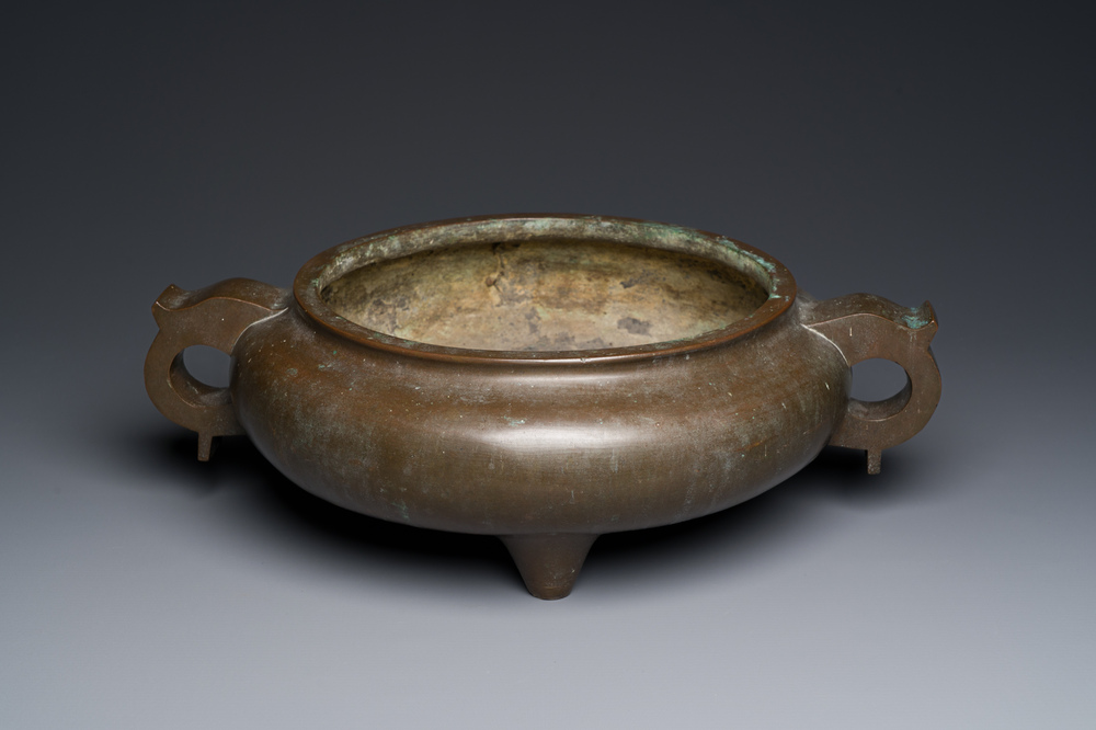 Important br&ucirc;le-parfum tripod en bronze, marque de Xuande &agrave; seize caract&egrave;res, Chine, 17/18&egrave;me