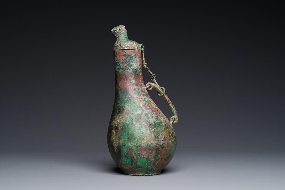Rare vase couvert archa&iuml;que en forme de gourde en bronze, 'hu', Chine, Zhou de l'Est