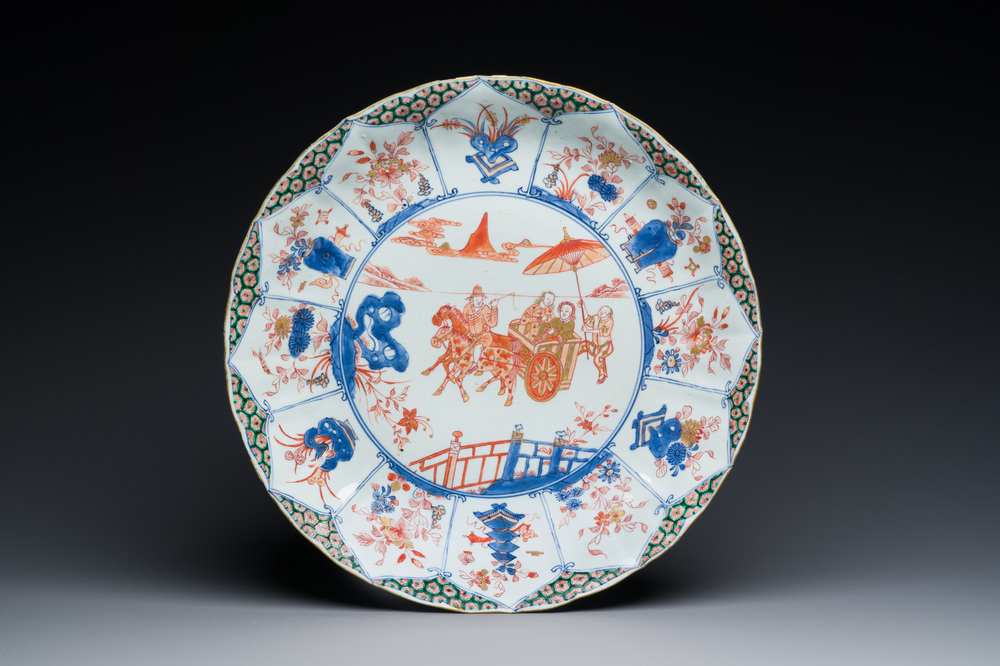 Grand plat en porcelaine de Chine famille verte &agrave; d&eacute;cor d'un couple europ&eacute;en dans une cal&egrave;che, Kangxi