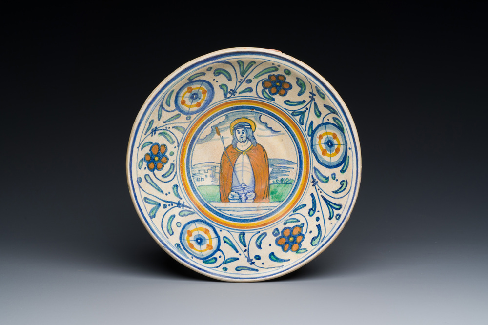 Een zeldzame polychrome Antwerpse majolica schotel met 'Christus als man van smarten', ca. 1540-1550