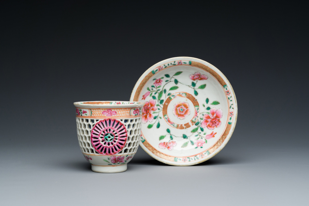 Tasse et soucoupe en porcelaine de Chine famille rose ajour&eacute;es et &agrave; double parois, Yongzheng/Qianlong