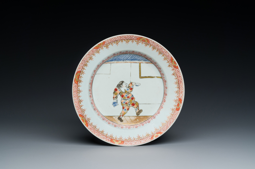 Assiette de type 'South Sea Bubble' en porcelaine de Chine &agrave; d&eacute;cor de l'Harlequin de la commedia dell'arte, Kangxi/Yongzheng