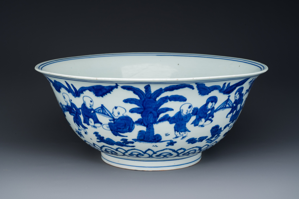 Een zeldzame grote Chinese blauw-witte kom met '100 jongens', Jiajing merk en periode