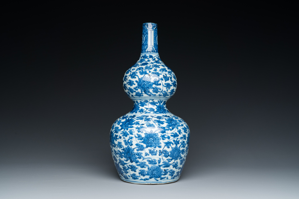 Vase de forme double gourde en porcelaine de Chine en bleu et blanc &agrave; d&eacute;cor de rinceaux de lotus, Jiajing/Wanli
