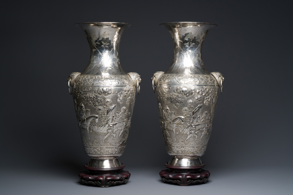 Paire de vases en argent &agrave; d&eacute;cor de l'anniversaire de Guo Ziyi, Chine, marque de Qingyun 慶雲, 19&egrave;me