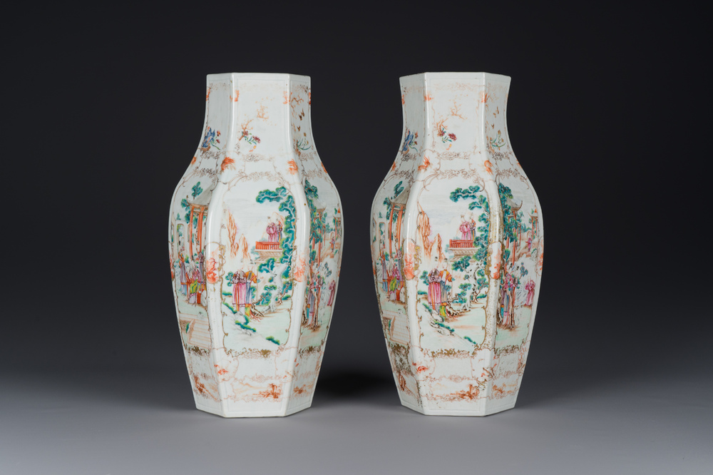 Paire de vases de forme hexagonale en porcelaine de Chine famille rose &agrave; sujet mandarin, Qianlong