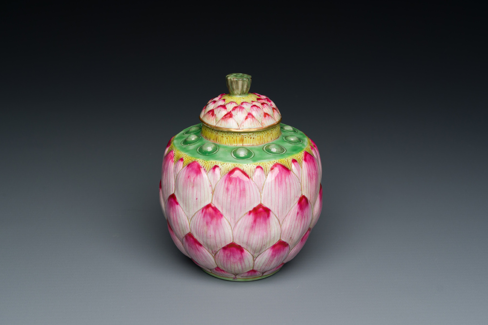 Petit vase couvert en forme de lotus en porcelaine de Chine famille rose, marque et probablement &eacute;poque de Qianlong