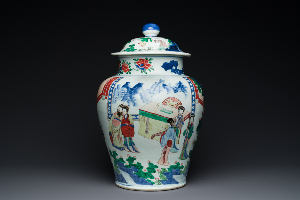 Grand vase couvert en porcelaine de Chine wucai &agrave; d&eacute;cor de l'anniversaire de Guo Ziyi, &eacute;poque Transition
