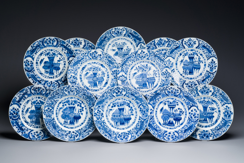 Twaalf Chinese blauw-witte schotels met decor van antiquiteiten, Kangxi