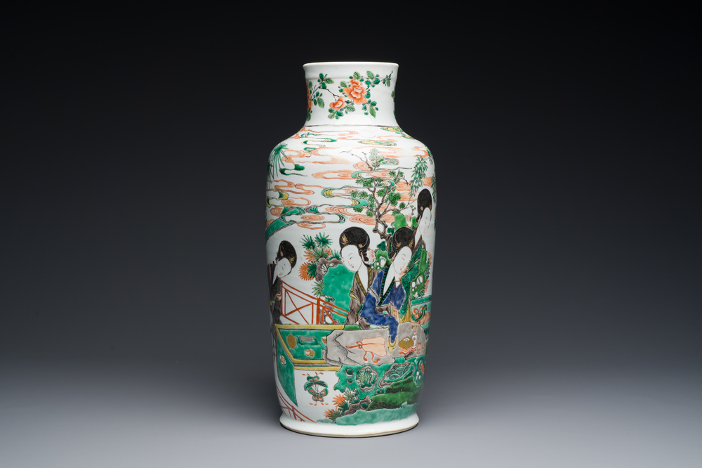 Een Chinese famille verte rouleau vaas met dames aan een studietafel, Kangxi