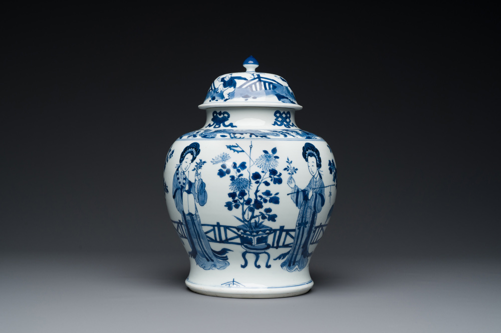 Vase couvert en porcelaine de Chine en bleu et blanc &agrave; d&eacute;cor de dames dans un jardin, marque de Chenghua, Kangxi