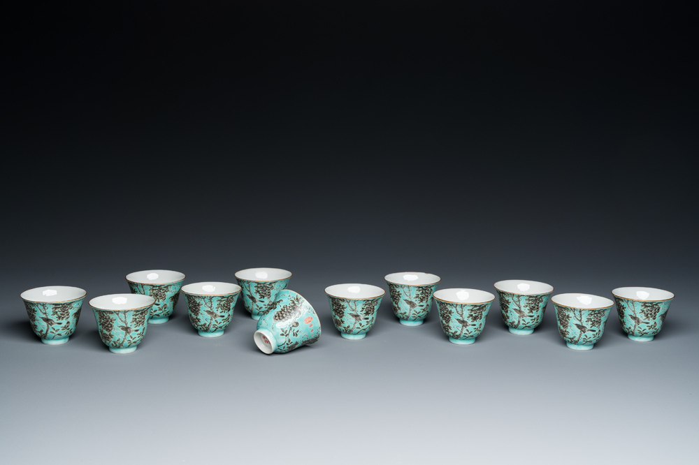 Twaalf Chinese Dayazhai wijnkoppen met grisaille decor op turquoise fondkleur, Yong Qing Chang Chun 永慶長春 merk, Guangxu